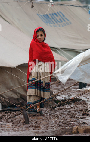 Des survivants du tremblement de terre à un camp de tentes courut par NRSP à Muzaffarabad, Pakistan, 2005. Banque D'Images