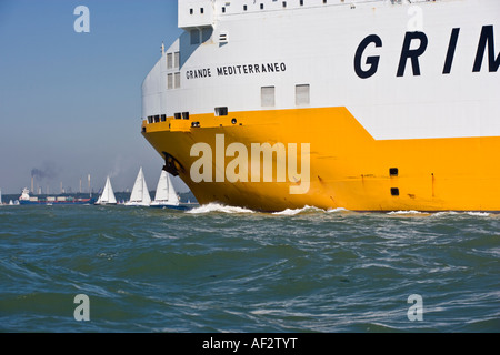 Grande Mediterraneo grand transporteur de véhicules se déplaçant le long de l'étroit canal d'expédition dans le Solent Banque D'Images