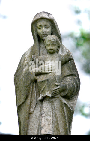 Vierge à l'enfant en cimetière Banque D'Images