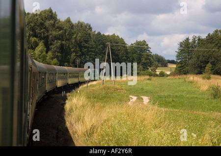 Voir par la fenêtre d'un train en marche sur les champs est de l'Europe Pologne podlasie podlaskie masury warmia suwalki Banque D'Images