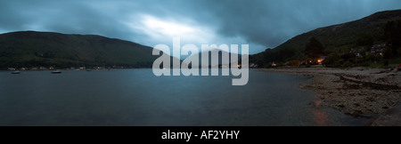 Vue panoramique de Lochranza au crépuscule, Arran, côte ouest de l'Ecosse, Royaume-Uni Banque D'Images