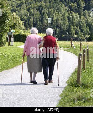 Deux vieilles dames sont à pied Banque D'Images