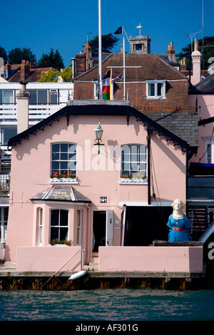 Sir Max Aitken Museum situé dans le célèbre bâtiment rose à la perspective Cowes High Street Isle of Wight Hampshire England UK Banque D'Images