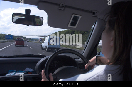 Femme de la conduite sur l'autoroute en voiture Photo Banque D'Images