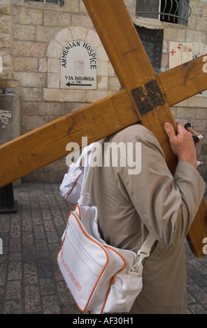 Israël Jérusalem vieille ville via dolorosa pilgrim portant la croix Banque D'Images