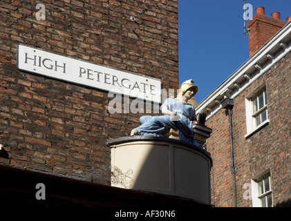 STATUE DE LA DÉESSE MINERVA SUR COIN DE HIGH PETERGATE YORK STREET ANGLETERRE Banque D'Images