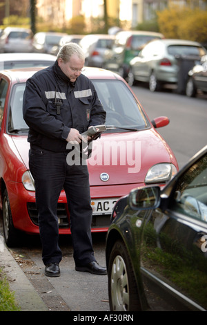 Gardien de la circulation parking ticket parking à distribue des délinquants Banque D'Images