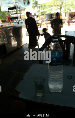 Deux litres d'eau sur une table dans un café à Hampi, Karnataka, Inde du Sud. Banque D'Images