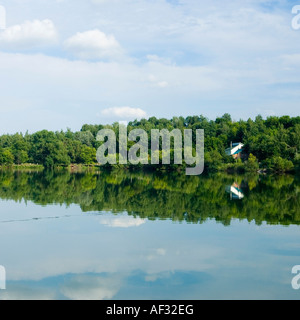 Étang au village triste région Sumy Ukraine Banque D'Images