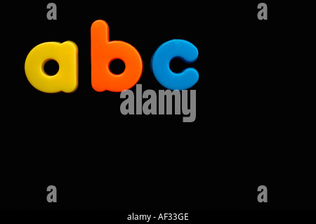 Premières lettres de l'alphabet sur un fond noir Banque D'Images