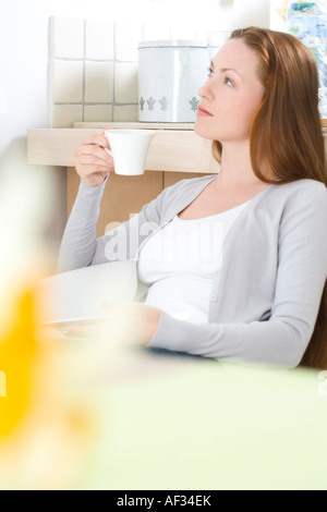 Woman drinking coffee Banque D'Images