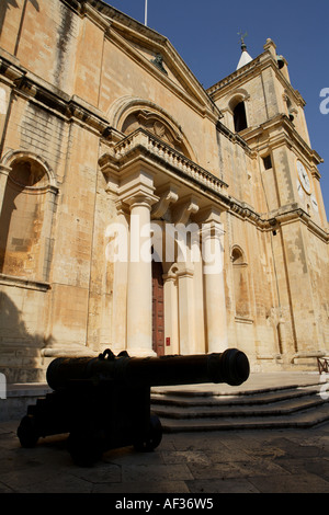 Cannon à St John's Co-cathédrale, Triq ir-Groussherzogtum Lëtzebuerg, La Valette, Malte. Banque D'Images