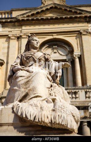 La sculpture de la reine Victoria, principal centre commercial, de La Valette, Malte. Banque D'Images