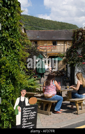 Les personnes mangeant le dimanche midi repas à l'extérieur Horse and Jockey pub Knighton Tref y Clawdd Powys Pays de Galles dimanche après-midi d'été Banque D'Images