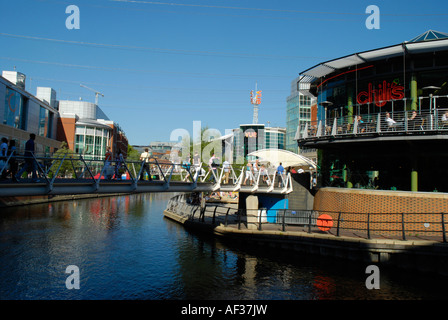 Vue sur le centre commercial Oracle à l'Est le long du canal de Kennet et Avon Lecture Berkshire en Angleterre Banque D'Images