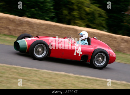 1956 Lancia Ferrari D50A entraîné par Jackie Ickx au Goodwood Festival of Speed, Sussex, Angleterre. Banque D'Images