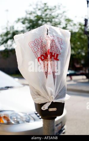 Un parcomètre recouvert de sac en plastique Chicago Illinois USA Banque D'Images