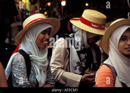 Les femmes musulmanes portant le foulard et les plaisanciers, Venise, Italie Banque D'Images