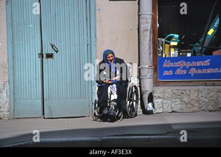 Mendiant de fauteuil roulant, Russie, Saint-Pétersbourg Banque D'Images