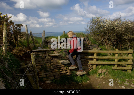 Mur de pierre et stile avec walker à Treligga Cornouailles du Nord Banque D'Images