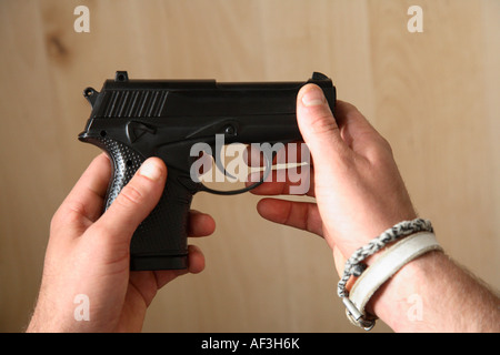 En regardant pensivement pistolet Banque D'Images