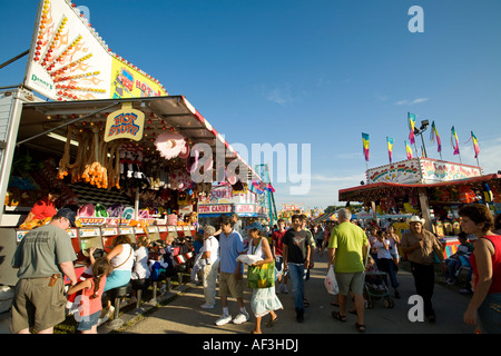 Grayslake ILLINOIS foule de gens passent devant l'arcade de jeux stands à Lake County Fair Banque D'Images