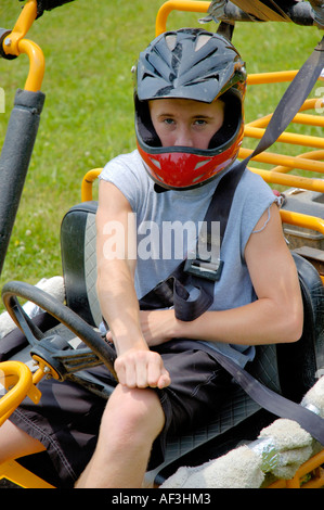 Teenage boy la conduite d'un chariot d'aller Banque D'Images