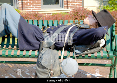 Guerre civile américaine soldat de l'Union au repos sur un banc de la rue Banque D'Images