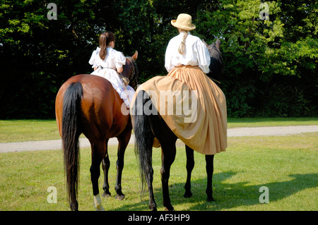 La guerre civile, mère et fille reenactors sur les chevaux tout en portant des robes Banque D'Images