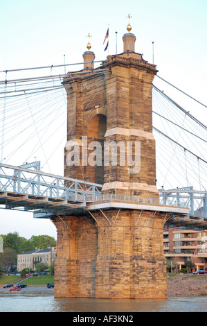 Un John Roebling Suspension pont sur la rivière Ohio de Cincinnati (Ohio) Banque D'Images