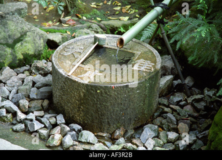 Lavabo en pierre Tsukubai dans Ryoan-ji le Japon Kyoto Banque D'Images