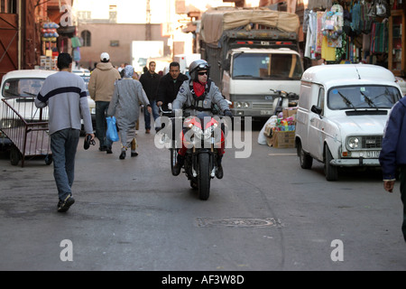 Une longue rue de marrakech maroc avec une moto moderne par Banque D'Images