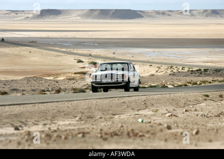 Une vieille Mercedes 230e traversant le désert du Sahara au Maroc, Mauritanie et Sénégal Banque D'Images