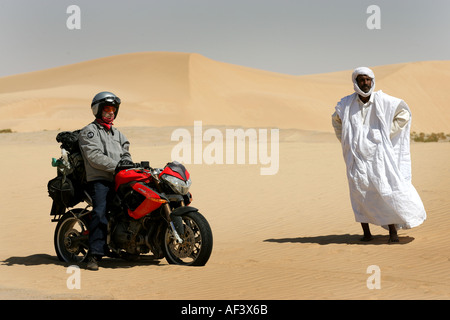 Un guide du Sahara en Mauritanie de parler à un motard Banque D'Images