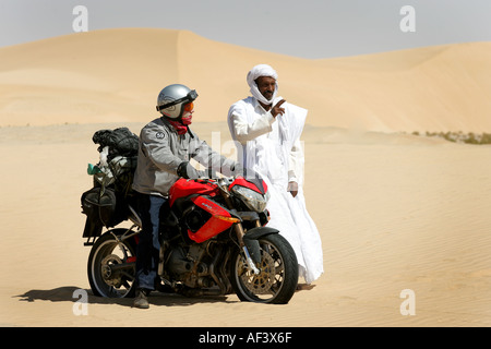 Un guide du Sahara en Mauritanie de parler à un motard sur une benelli tnt 1130cc Banque D'Images
