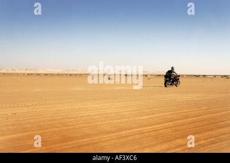 Une Benelli TNT 1130cc motorcycle traversant le désert du Sahara au Maroc, Mauritanie et Sénégal Banque D'Images