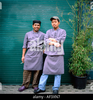 Les travailleurs asiatiques immigrés sur une pause cigarette à l'extérieur d'un Borough Market restaurant London Bridge London England UK KATHY DEWITT Banque D'Images