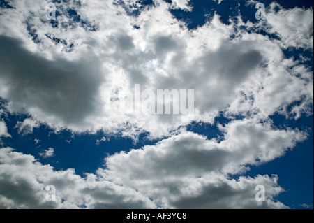 Nuages dans le ciel Banque D'Images