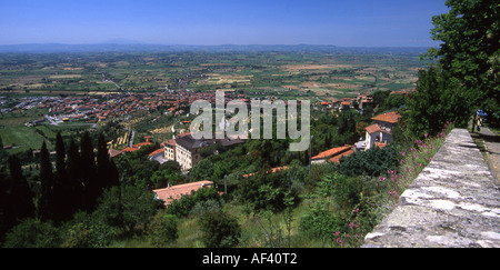 À au sud-ouest de l'autre côté de la plaine de l'augmentation de la Valdichiana Cortona en Toscane Banque D'Images