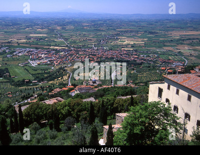 À au sud-ouest de l'autre côté de la plaine de l'augmentation de la Valdichiana Cortona en Toscane Banque D'Images