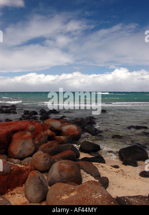 Les affleurements de lave rouge le long de la plage de Spreckelsville, Maui, Hawaii. Banque D'Images