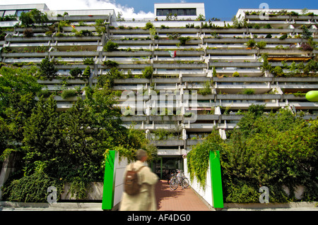 Des tours d'appartements avec balcons en béton vert village Olympia Olympiadorf Munich Banque D'Images