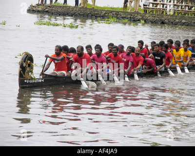 Vallamkali, la course traditionnelle de bateaux à serpents, est le point culminant du festival Onam. Lac de Punnamada, Alappuzha, Kerala. Août - septembre Banque D'Images