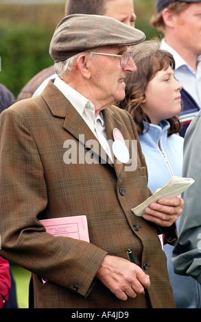 Spectateurs regardant le bétail au salon annuel de la Société agricole de Brecknockshire dans sa 250e année Brecon Powys Pays de Galles UK Banque D'Images