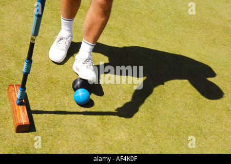 Homme jouant au croquet Cheltenham GLOUCESTERSHIRE Angleterre Royaume-uni Croquet Club Banque D'Images