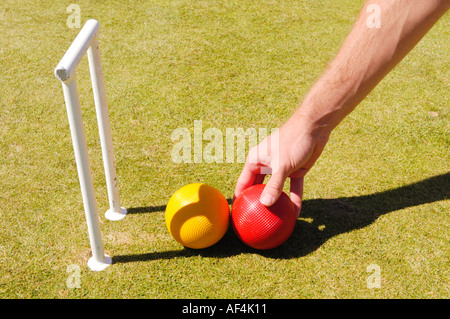 Homme jouant au croquet Cheltenham GLOUCESTERSHIRE Angleterre Royaume-uni Croquet Club Banque D'Images