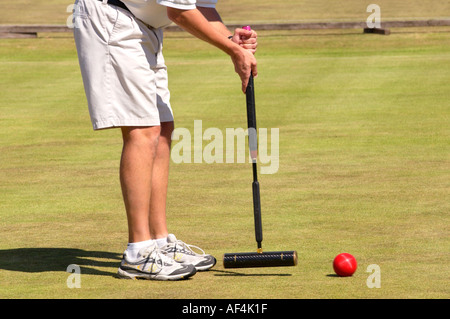 Homme jouant au croquet Cheltenham GLOUCESTERSHIRE Angleterre Royaume-uni Croquet Club Banque D'Images