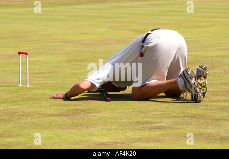 Homme jouant au croquet Cheltenham GLOUCESTERSHIRE Angleterre Royaume-uni Croquet Club Banque D'Images