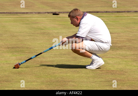 Homme jouant au croquet Cheltenham GLOUCESTERSHIRE Angleterre Royaume-uni Croquet Club Banque D'Images