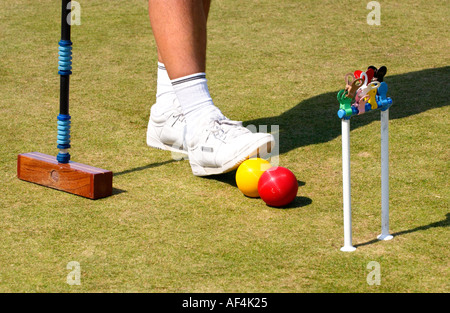 Homme jouant au croquet Cheltenham GLOUCESTERSHIRE Angleterre Royaume-uni Croquet Club Banque D'Images